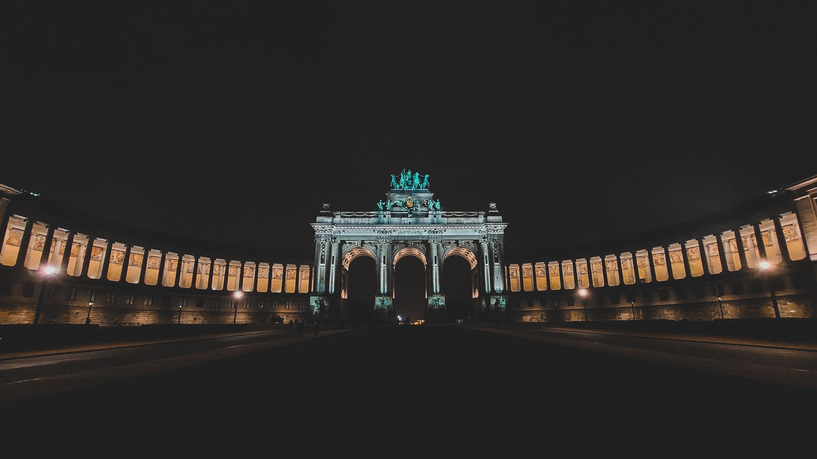 Der nächtlich beleuchtete Triumphbogen im Park Cinquantenaire in Brüssel