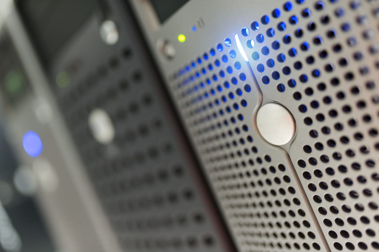 Server-Rack mit blauen LED-Indikatoren in einem modernen Datencenter