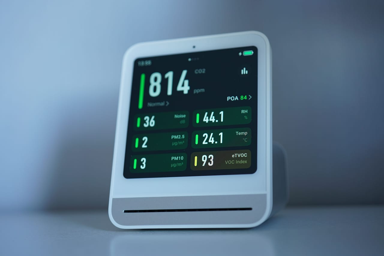 Vernetztes Messgerät mit Display, das Kohlendioxidgehalt, Feinstaubwerte und Temperatur eines Raums anzeigt