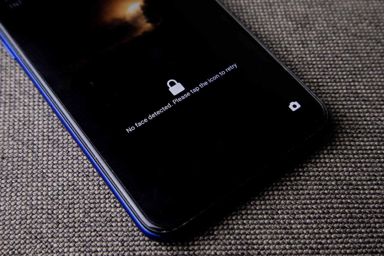 Gesperrter Smartphone-Bildschirm mit Schloss-Symbol und Aufforderung zur biometrischen Entsperrung