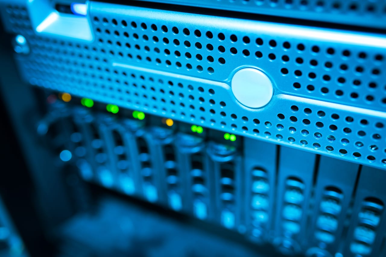 Nahaufnahme eines Server-Racks mit blinkenden LEDs – Server-Infrastruktur in einem Datencenter