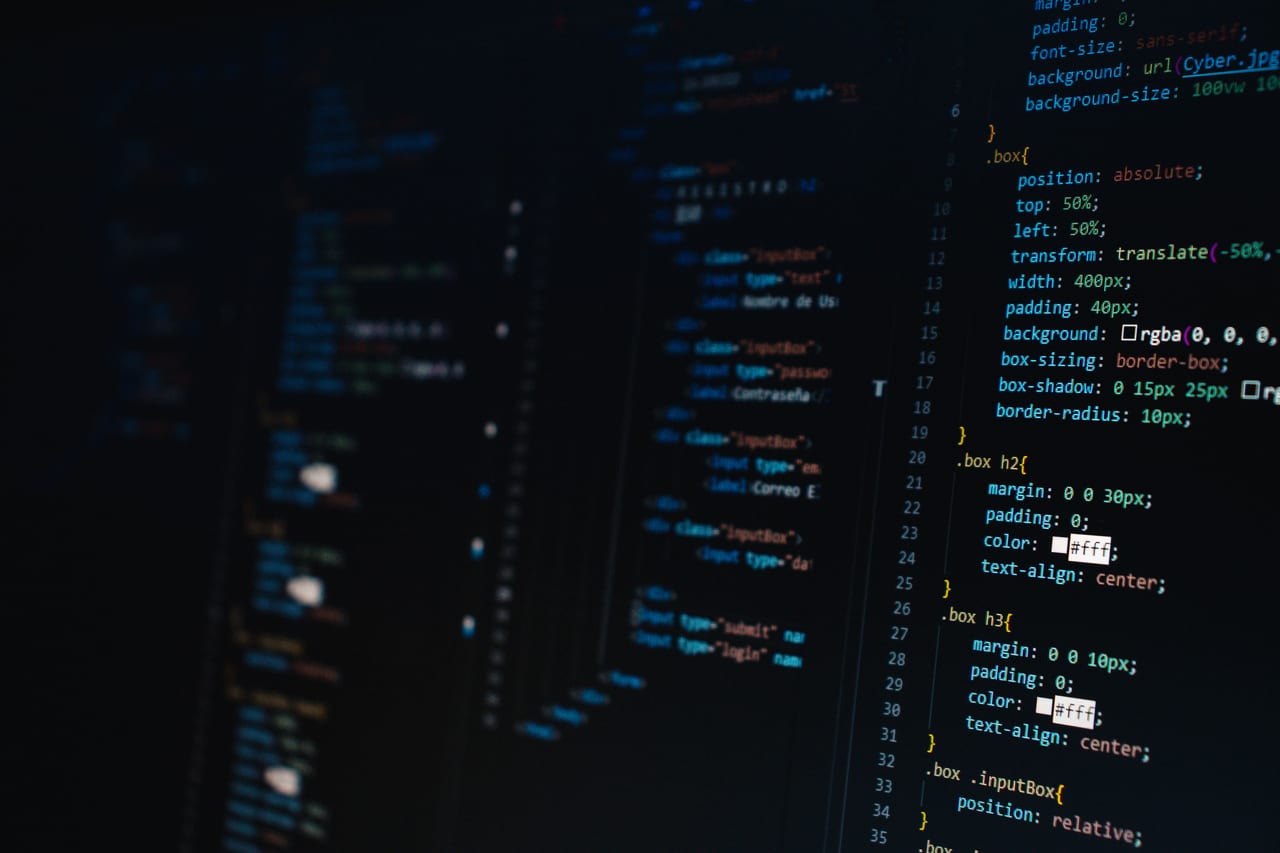 Dunkler Bildschirm mit HTML- und CSS-Quelltext, einzelne Eigenschaften farbig hervorgehoben