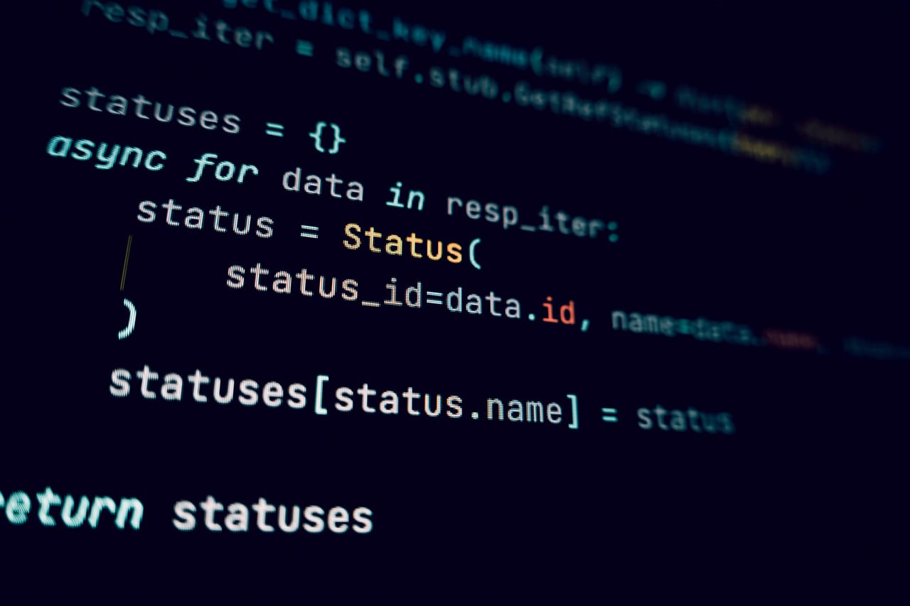 Dunkler Bildschirm mit Programmcode, der Antworten einer Schnittstelle in einer Schleife ausliest und verarbeitet