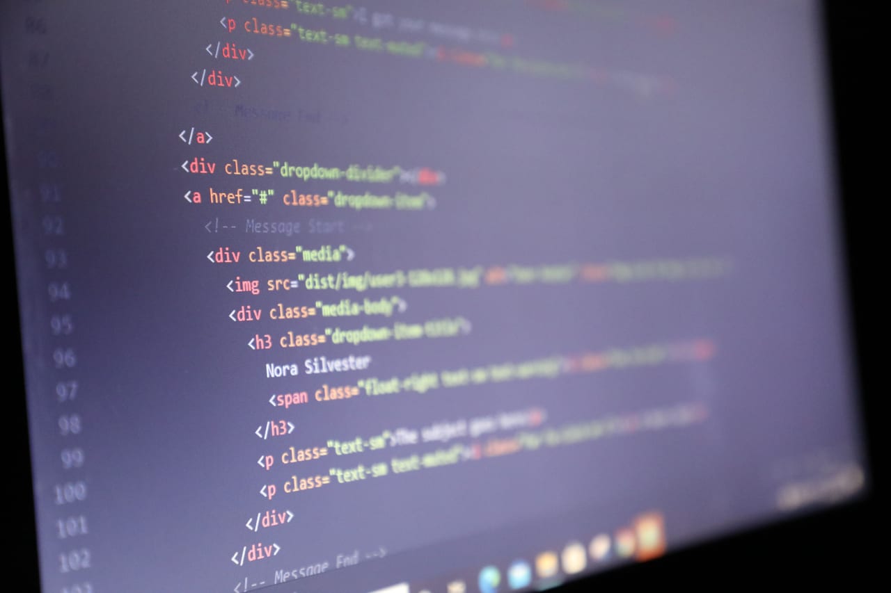 Monitor mit dem HTML-Quelltext einer Seite, Auszeichnungen und Attribute farbig unterschieden