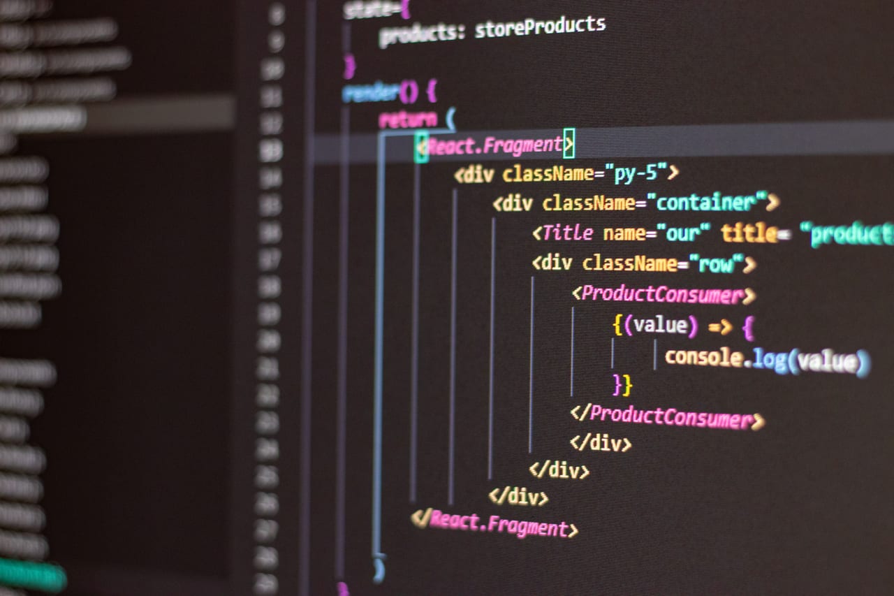 Code-Editor mit dem Quelltext einer Oberflächenkomponente, Schlüsselwörter farbig hervorgehoben