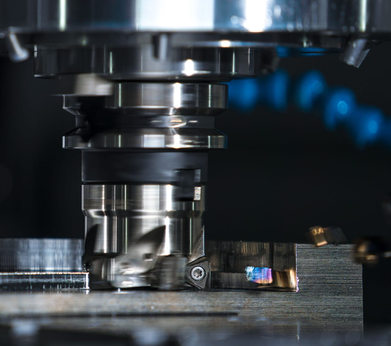 Fräsmaschine schneidet mit rotierendem Werkzeug eine Nut in ein Metallteil