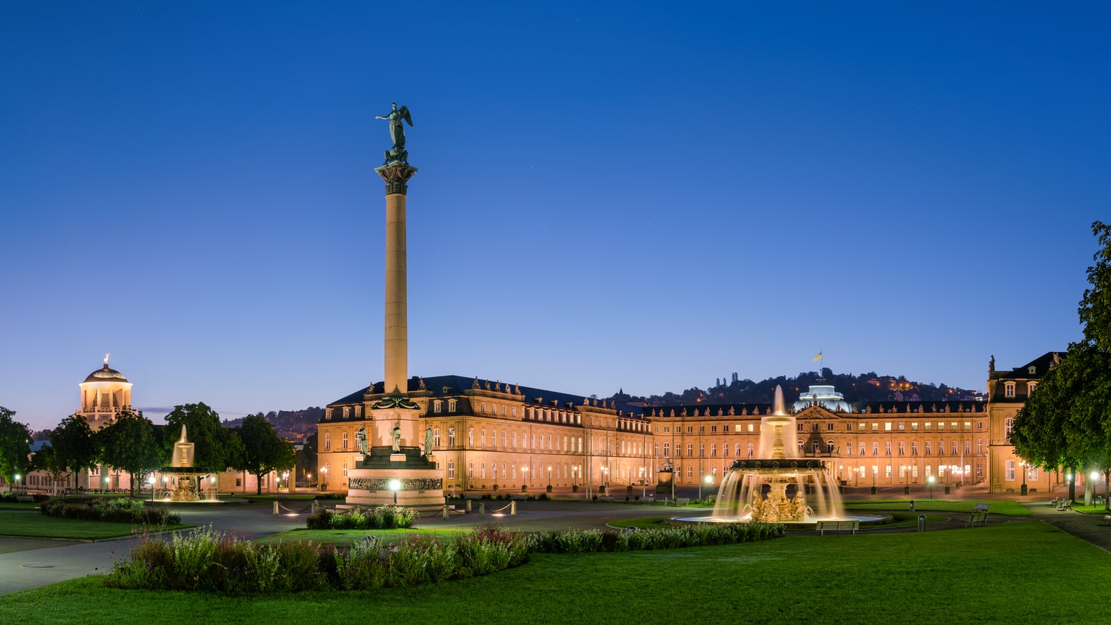 Das Neue Schloss am Stuttgarter Schlossplatz mit Jubiläumssäule zur blauen Stunde